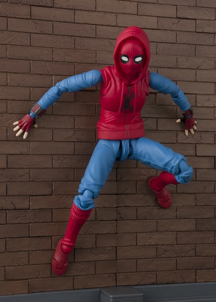 Bandai S.H.Figuarts Spider-Man: Homecoming Spider-Man Homemade Suit Ver. W/ Tamashii Option Act Wall - Image 2